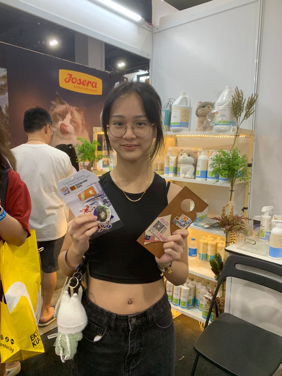 A visitor with a custom keychain and hangtag from the Magix kiosk